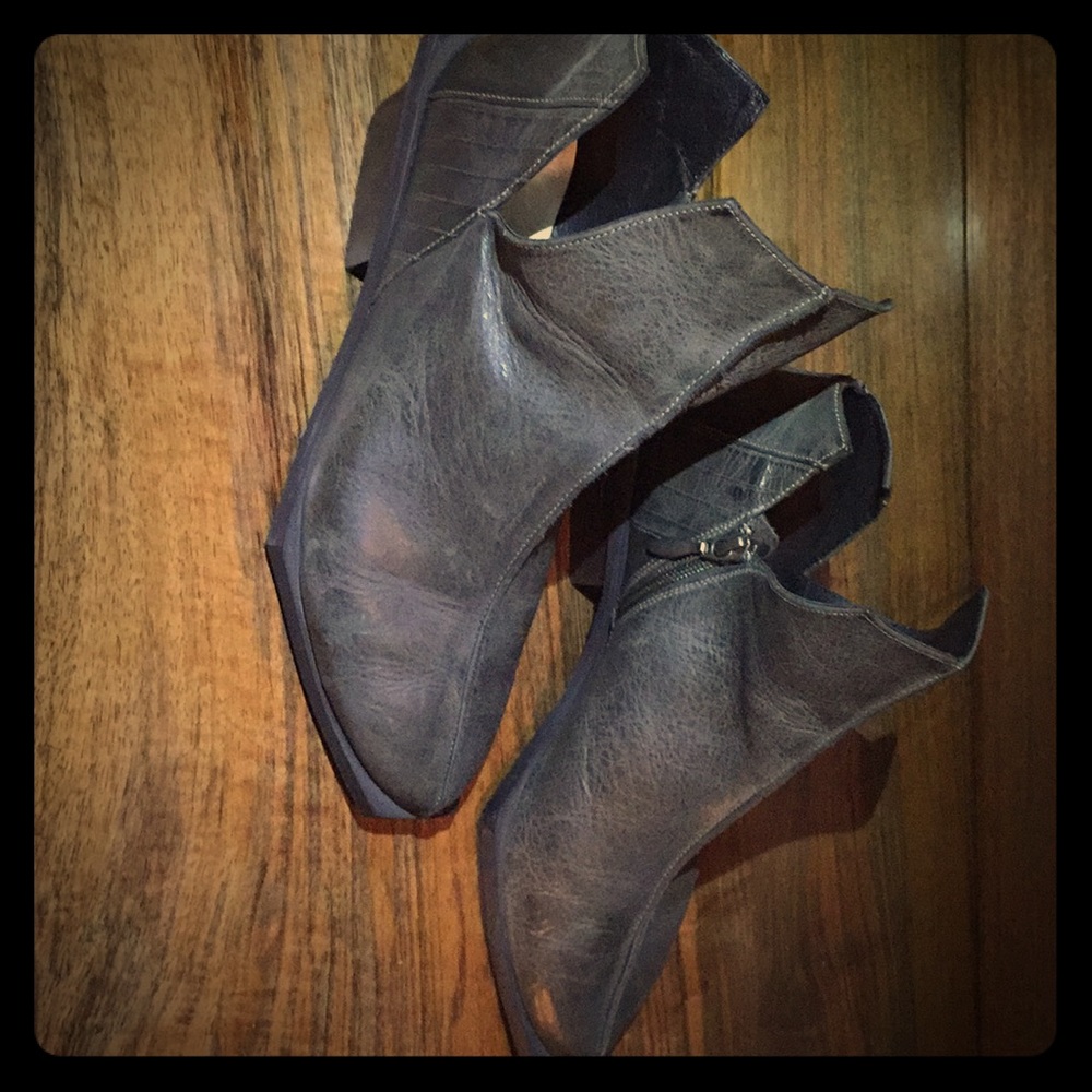 Liebling Walker Ankle Boot in Olive